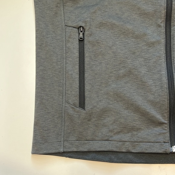 Vineyard Vines Men's Devils Jet Black & Gray Zip Up Vest - Picture 5 of 5